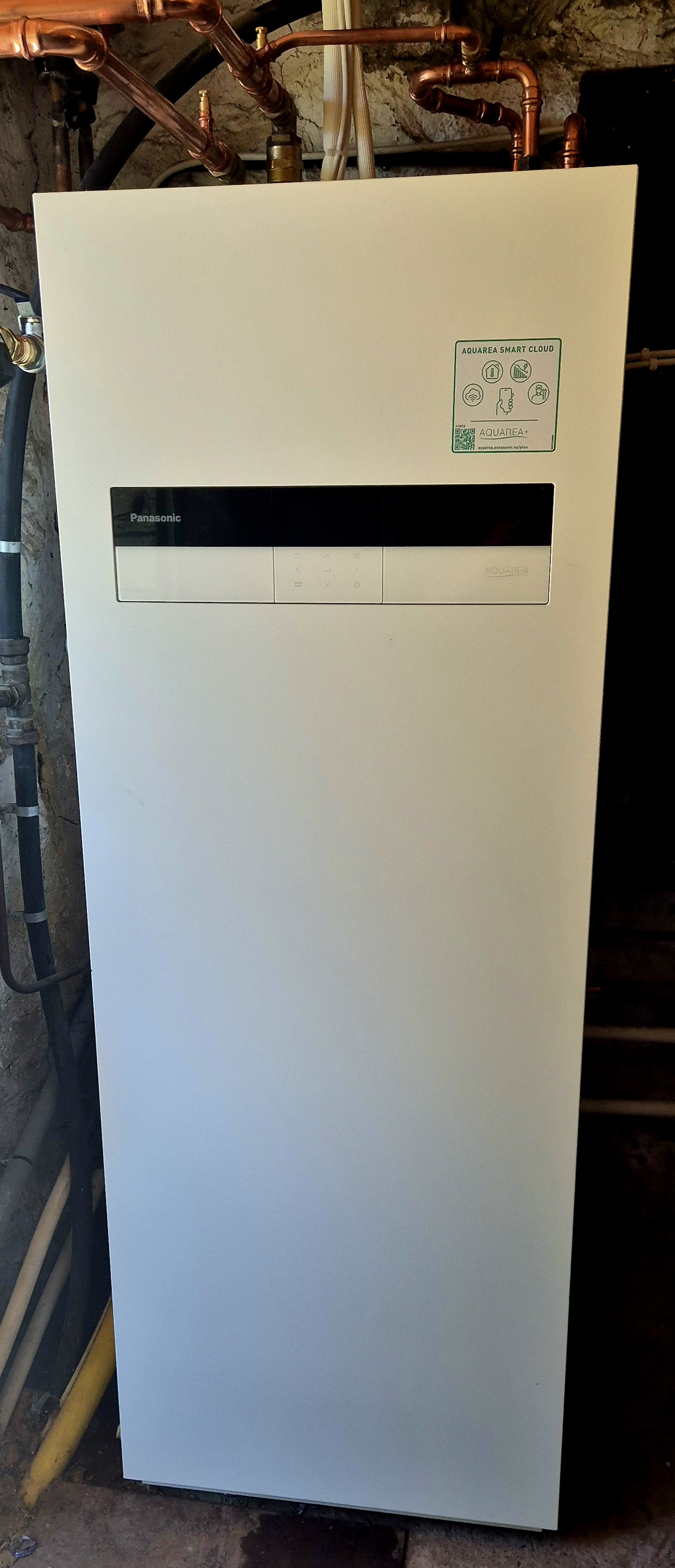 Aquarea inomhusdel och kopparrör vid en installation av HVAC Solution