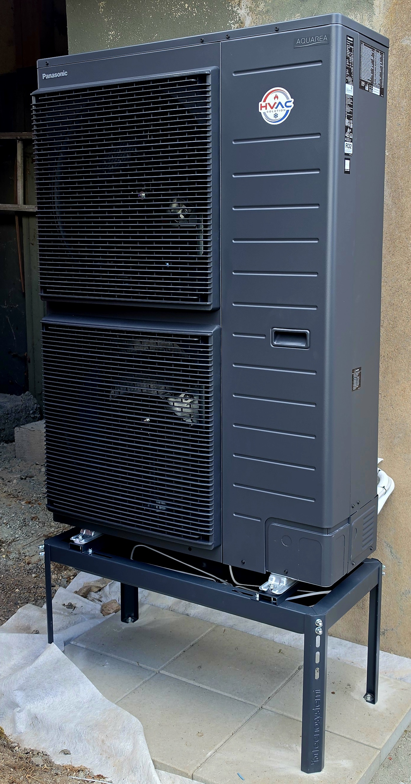 Panasonic Aquarea utedel på markstativ vid en installation av HVAC Solution